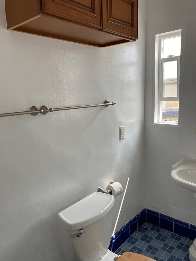 Baño con bañera - 2324 33rd St