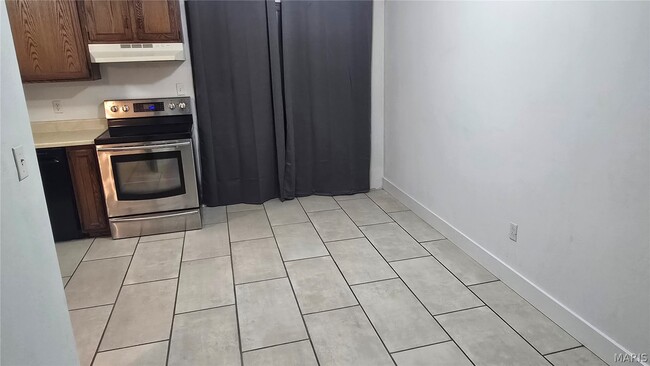 Building Photo - 13 Yorkshire Ln