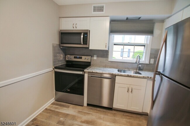 Foto del edificio - 84 Sweet Briar Dr