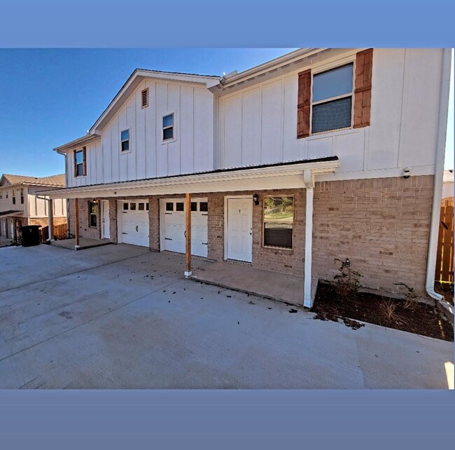 Building Photo - 512 Raymond Street B