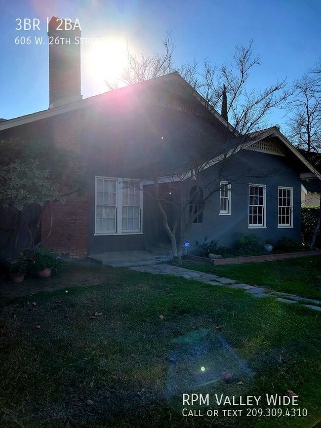Building Photo - Beautiful central Merced home Available NOW!