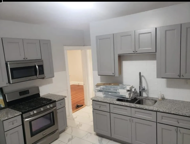 Building Photo - 3 Bedroom 1 Bath Unit Available Now