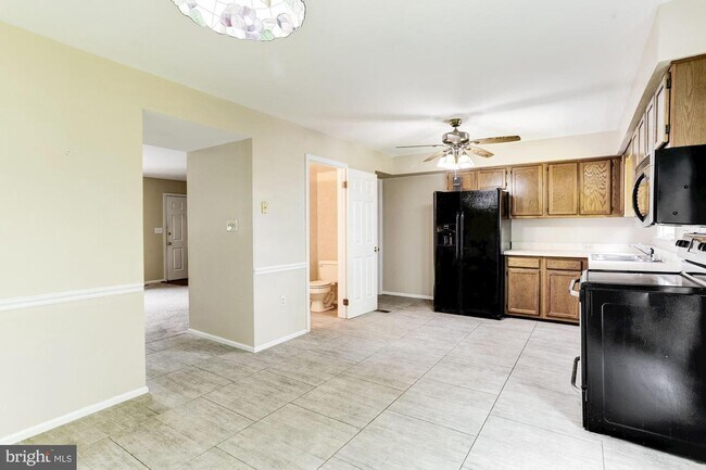 Building Photo - 1303 Oak View Dr