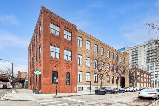 Building Photo - 665 N Sangamon St