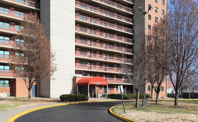 Foto del edificio - Stanley Rowe Towers and Townhomes