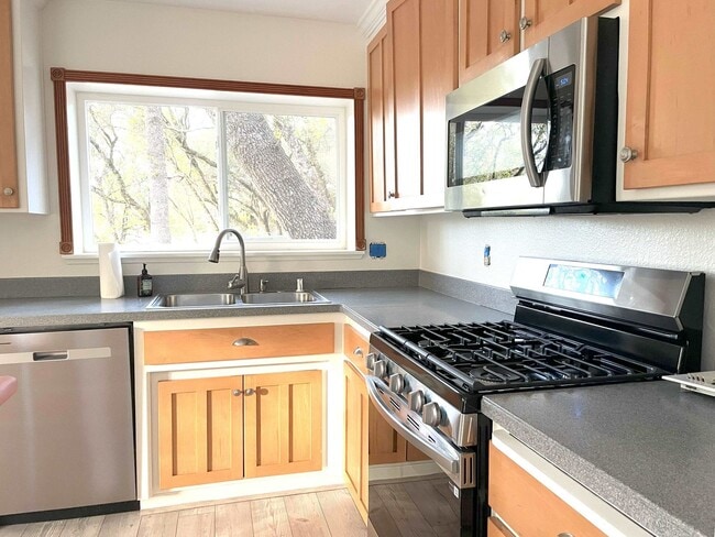 Foto del edificio - Open Floor plan single story home in beaut...