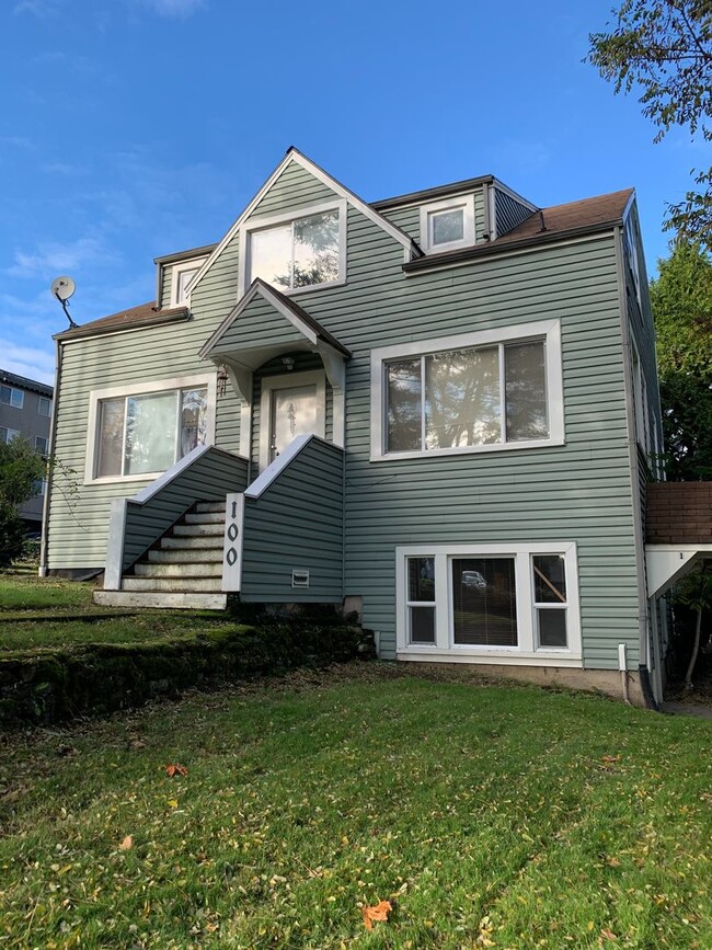 Building Photo - 100 Renton Triplex