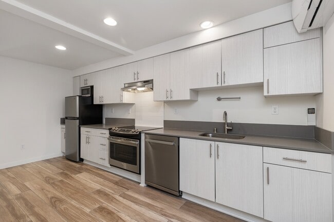 Building Photo - Newly Renovated 1 Bedroom Apartment in Hea...