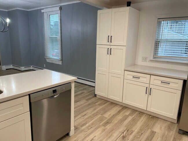 Building Photo - 112 S Main St