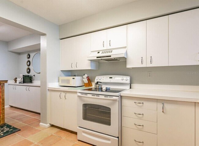 Building Photo - 6085 Bahia Del Mar Cir N