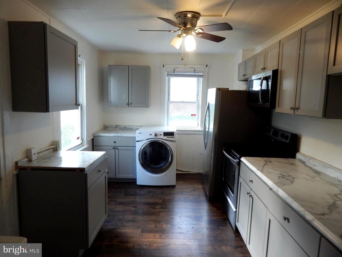 Primary Photo - 216 N College St
