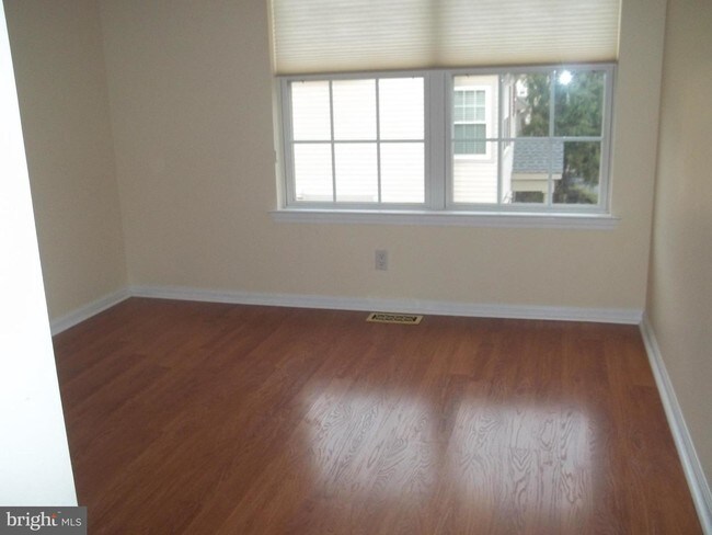 Building Photo - 208 Strawberry Ct