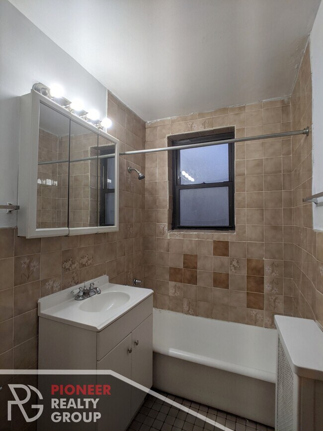 Foto del edificio - 737 W Belmont Ave