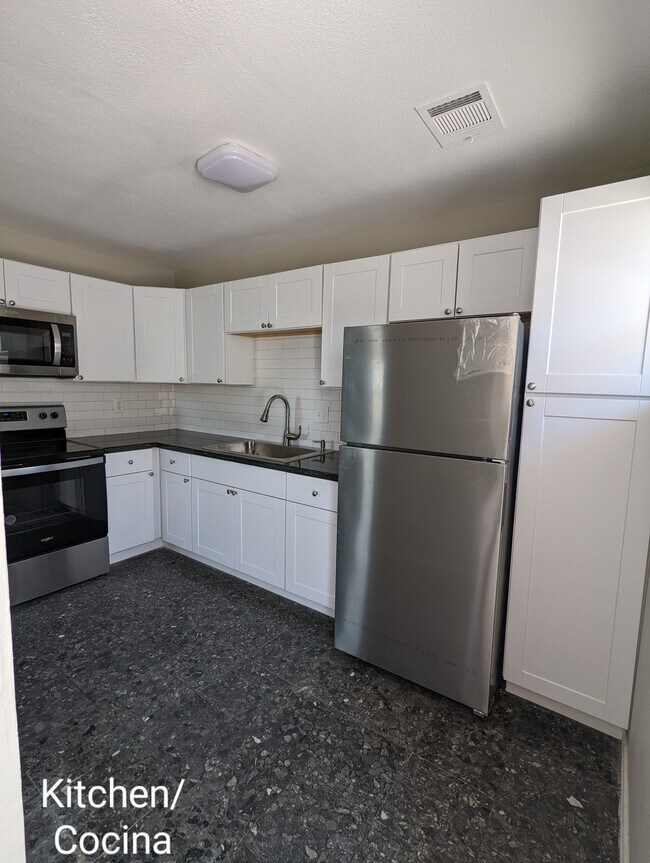 Building Photo - 5004 Oleander Dr