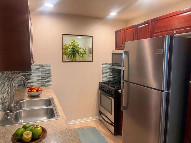 Foto del edificio - 2 Bedroom 2 Bathroom Plus Loft in Prime Woodland Hills