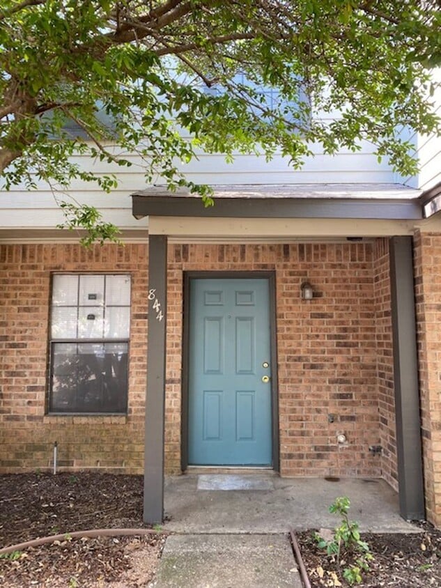 Foto principal - 2 BEDROOM CONDO BY UNT