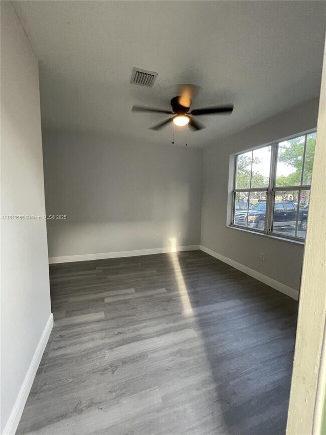 Foto del edificio - 4205 NE 9th St