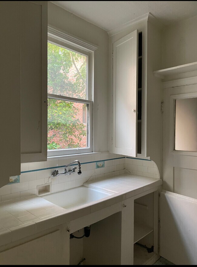 Kitchen sink - 314 N Mariposa Ave