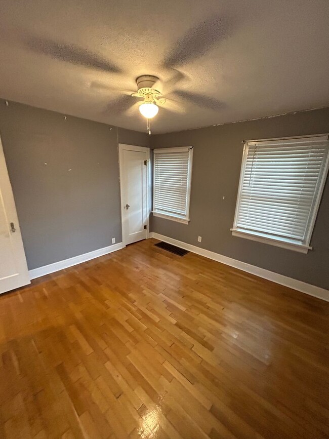 Building Photo - 3 Story Home Available Now Near Campus!