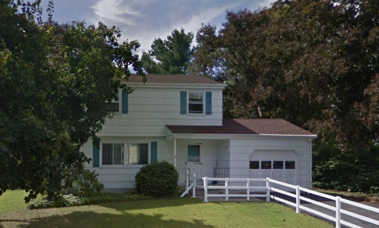 Primary Photo - Colonial home close to Mogehan