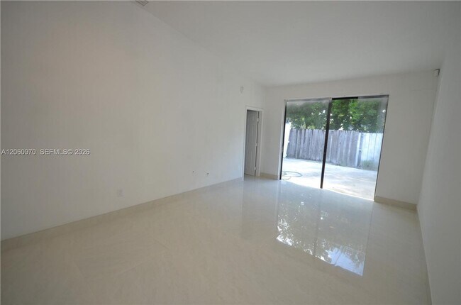 Foto del edificio - 18954 NW 67th Pl