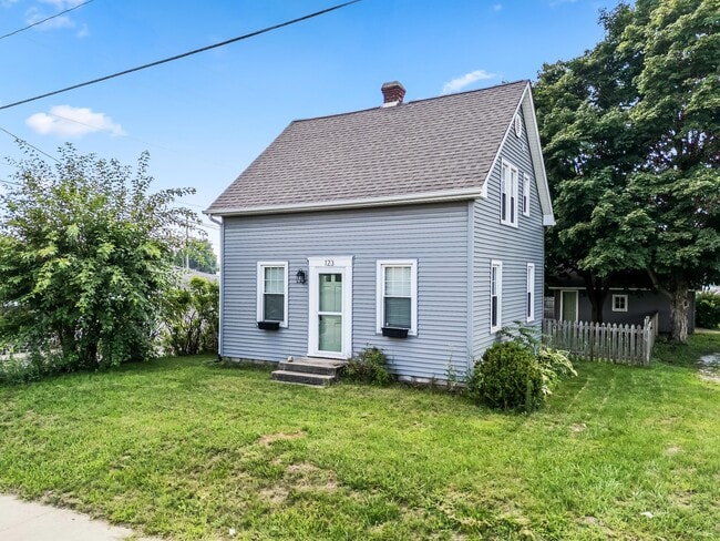 Building Photo - 123 Parker St