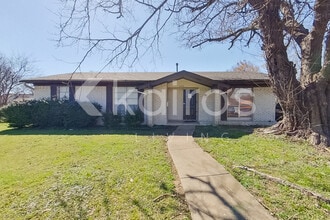 Building Photo - 350 E Davis Cir