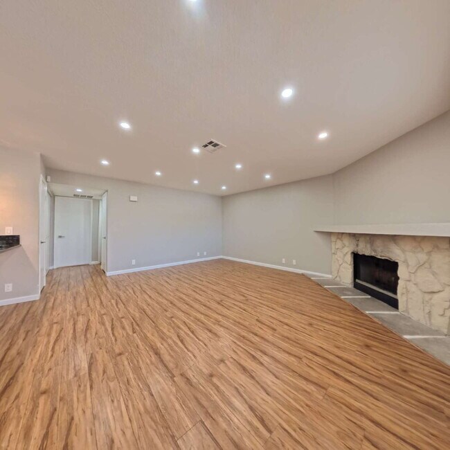 Foto del edificio - Stunning 2-Bedroom Condo 2nd Floor at The Lakes!