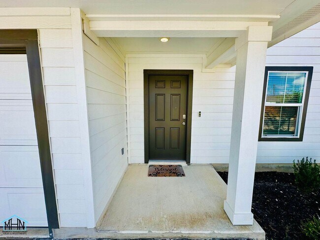 Building Photo - Spacious 4 Bed, 2.5 Bath Two-Story Home, 1...