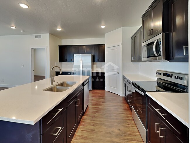 Building Photo - 941 N Rivermist Pl