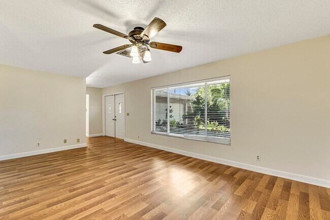 Building Photo - 721 Pelican Way