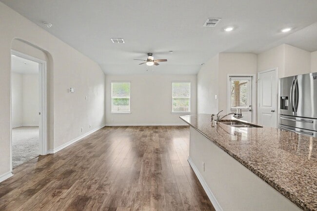 Foto del edificio - Open Floor Plan w/ All Appliances Included | Private Yard & Spa-Like Primary Bath