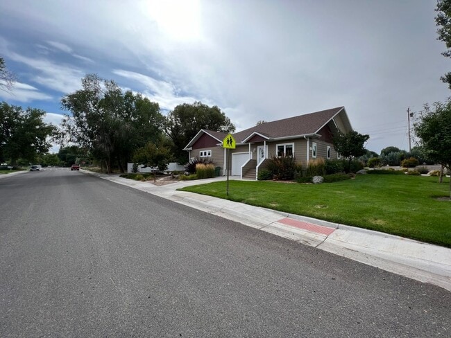 Building Photo - Spacious and High End 1 Bedroom 1 Bath wit...