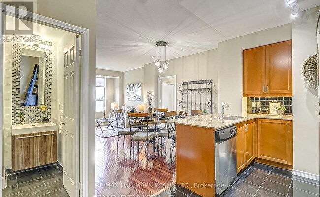 Photo du bâtiment - 736 Spadina Ave.