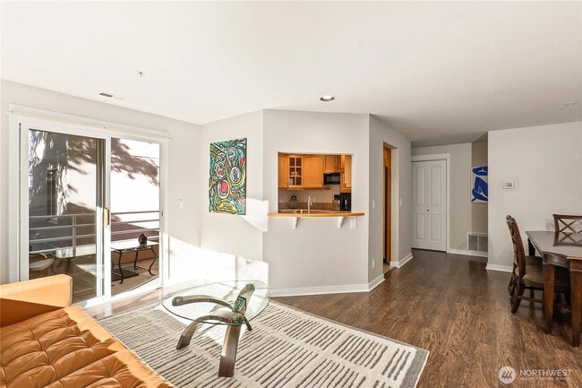 Building Photo - 622 6th Ave W