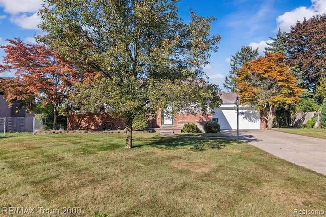 Building Photo - 25152 Fairway Dr