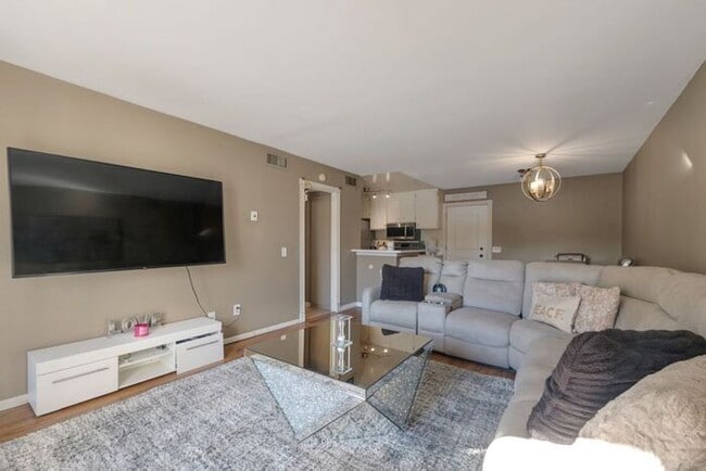 Foto del edificio - Conveniently Located in Valencia: One-Bedroom Rental Offering More Space, More Comfort, More Valu...