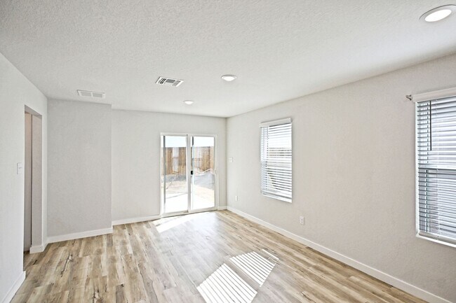 Foto del edificio - 2561 Solon Ln