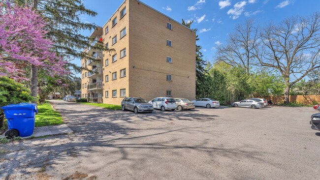 Photo du bâtiment - FULLY RENOVATED Beautiful 1+den in Wortley Village!