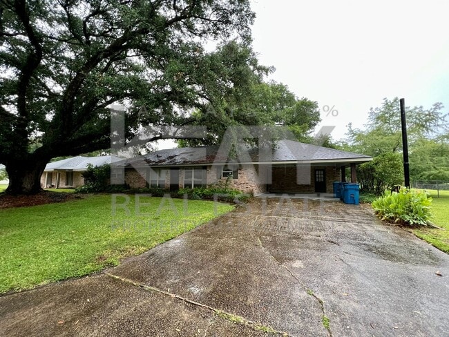 Building Photo - 4 bedroom, 2.5 bathroom house available in...