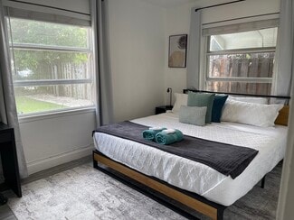 Building Photo - 854 SW 11th Ct