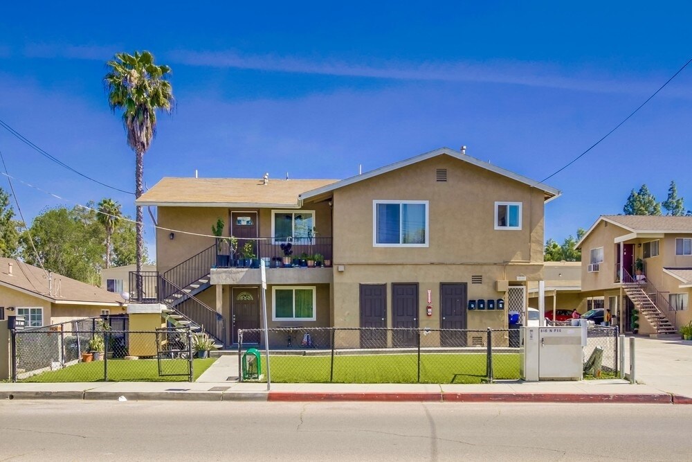 Primary Photo - 816 N Fig St