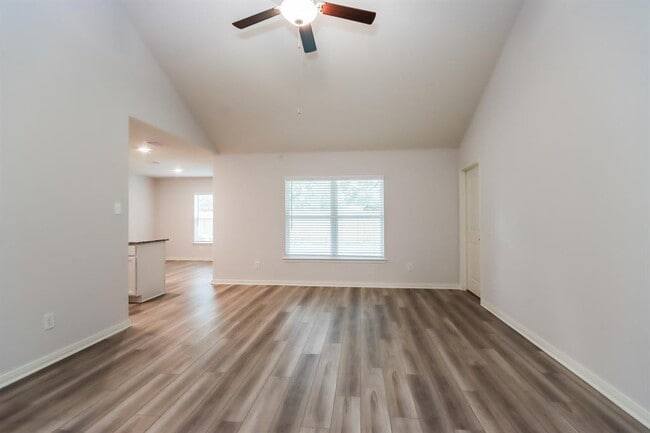 Building Photo - 10414 Sweetwater Creek Dr