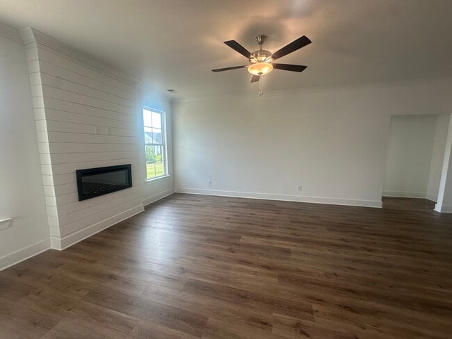 Building Photo - 1541 Lake Dr