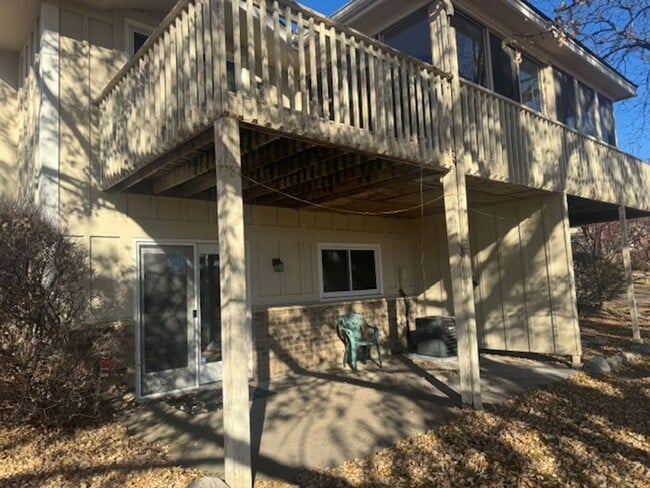 Foto del edificio - Beautifully Updated 3 Bed, 2 Bath, 2 Car Garage End Unit Townhome with Vaulted Ceilings