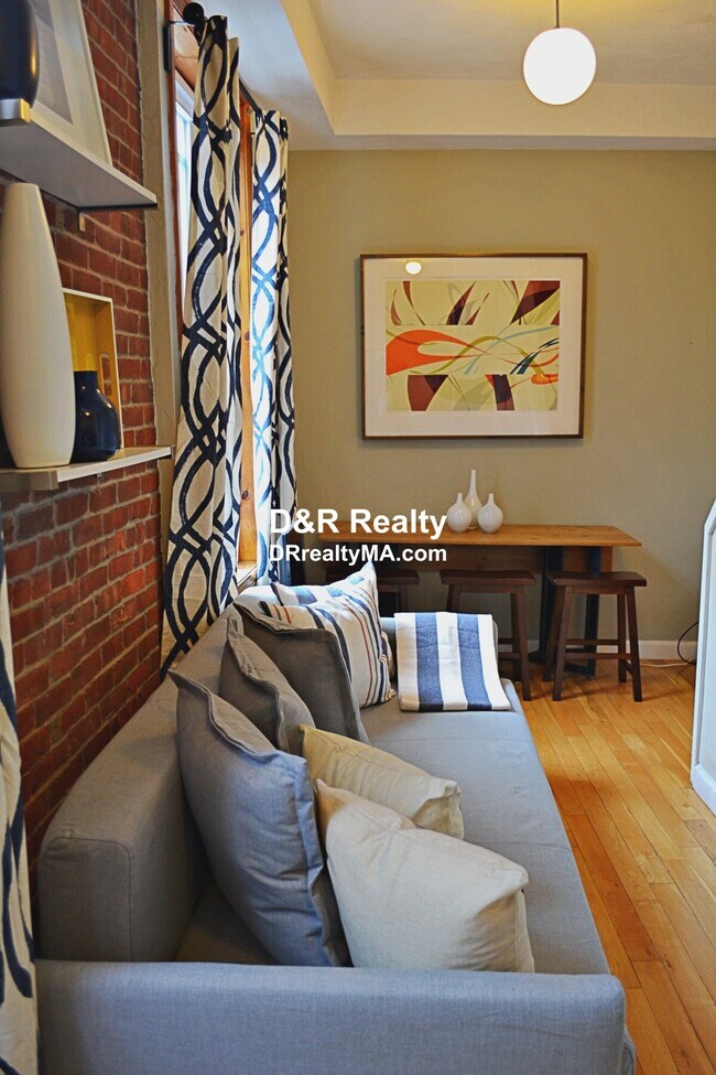 Building Photo - 14 Hanover Ave