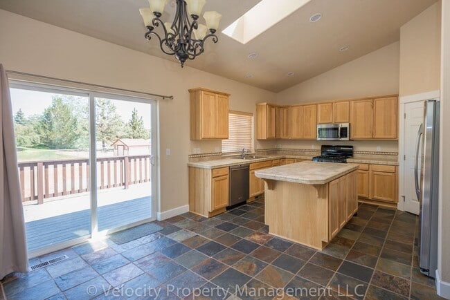 Building Photo - Immaculate Bend Home!