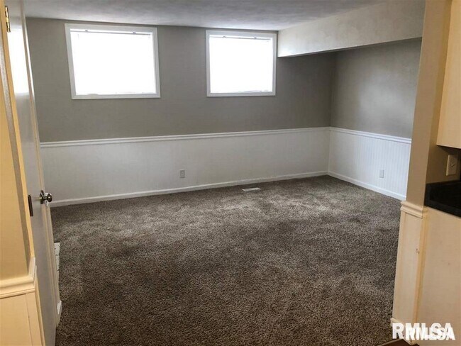 Building Photo - 519 W Valley Dr