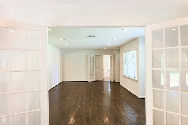 Building Photo - 9326 Willowview Ln