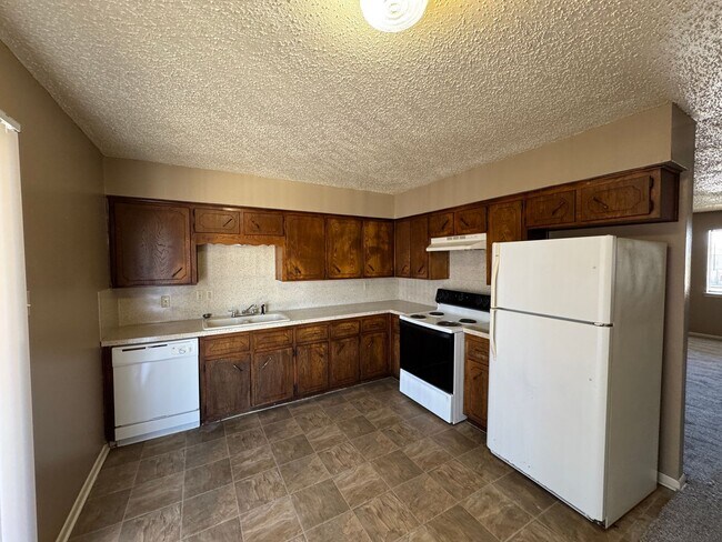 Building Photo - 2202 Hunt Dr